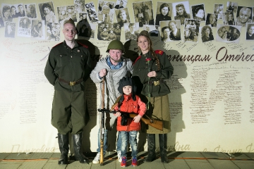 367A3897Антон Богданов с сыном.JPG